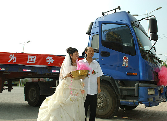30臺(tái)掛車(chē)迎娶新娘！鋼都物流老板賈春全和張濱娜 2008年 8月8號(hào) 隆重婚禮