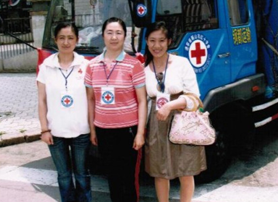 鋼都運(yùn)輸老板娘與鞍山市紅十字會(huì)長合影留念
