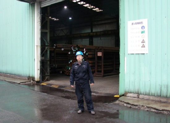 鞍鋼股份無縫廠---1號生產(chǎn)線，提貨現(xiàn)場實地圖片，協(xié)調(diào)員王呈新負責