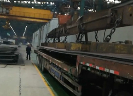 鋼都物流公司給鞍鋼客戶裝載鋼板到全國各地廠家！
